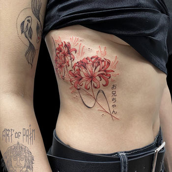 Татуировка женская графика на боку паучья лилия 