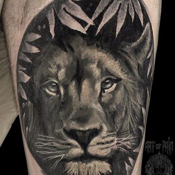 Татуировка мужская реализм на бедре лев