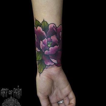 Татуировка женская олд скул предплечье цветы