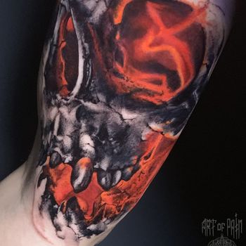 Татуировка мужская хоррор на плече череп в пламени