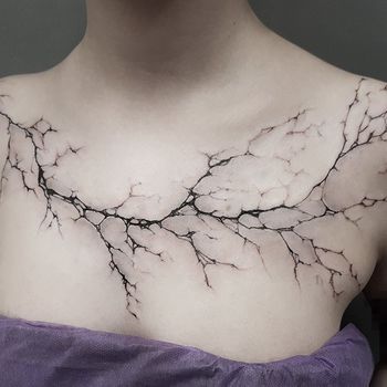 Татуировка женская реализм на груди трещина