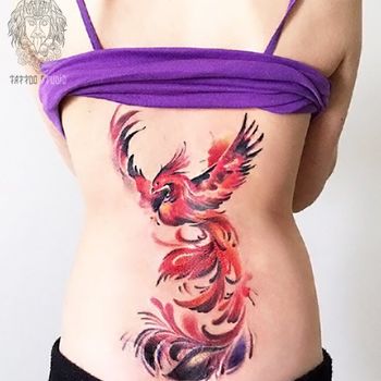 Татуировка женская акварель на пояснице феникс
