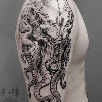 Татуировка мужская графика на плече монстр