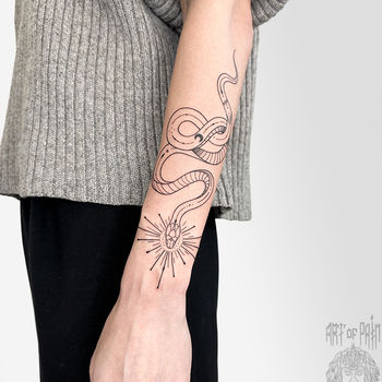 Татуировка женская графика на предплечье змейка