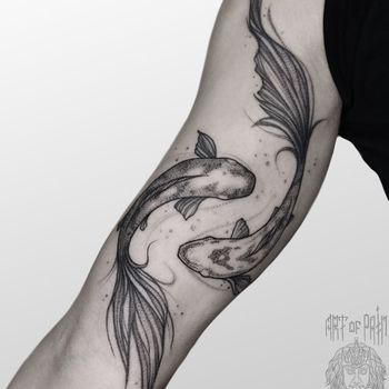 Татуировка женская графика на руке рыбки