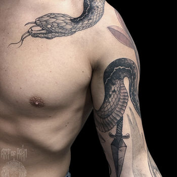 Татуировка мужская ньюскул на руке змея
