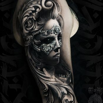 Татуировка мужская реализм на плече девушка в маске
