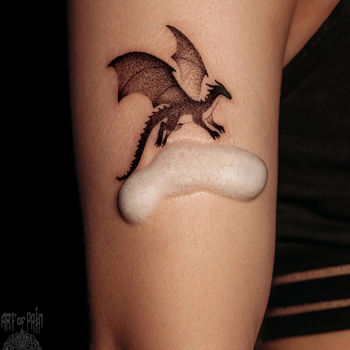 Татуировка женская дотворк на плече дракон