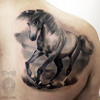 Татуировка мужская реализм на лопатке лошадь