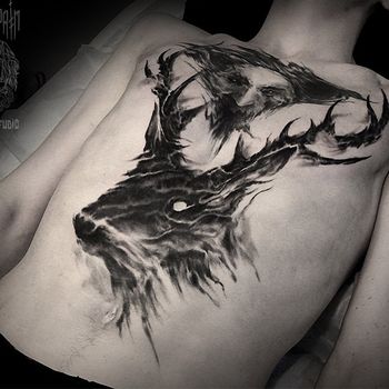 Татуировка мужская black&grey на груди олень