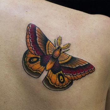 Татуировка женская олд скул на лопатке бабочка