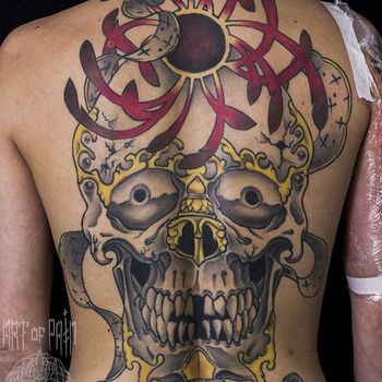 Татуировка мужская олд скул на спине череп