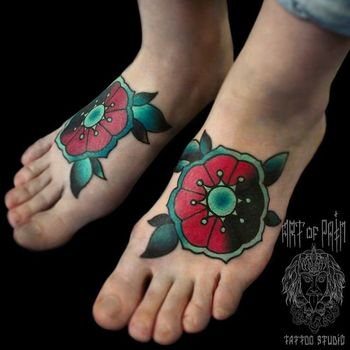 Татуировка женская олд скул на ноге цветы