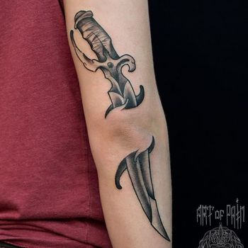 Татуировка мужская олд скул на локте кинжал