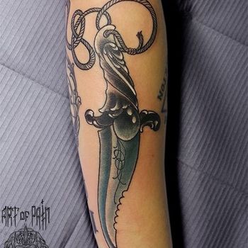 Татуировка женская олд скул на предплечье нож
