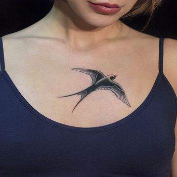 Татуировка женская олд скул на груди птицы
