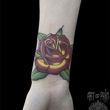 Татуировка женская олд скул на запястье роза