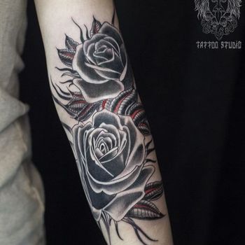Татуировка женская на предплечье олд скул чёрные розы