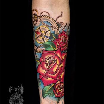 Татуировка женская на предплечье олд скул розы и компас