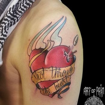 Татуировка мужская олд скул на плече сердце