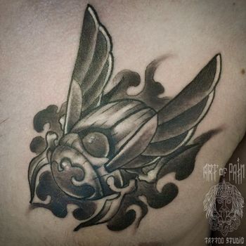Татуировка мужская олд скул на груди скарабей