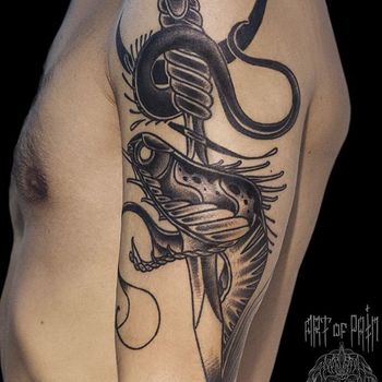 Татуировка мужская олд скул на плече змея и кинжал