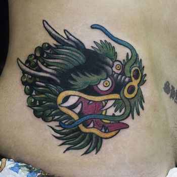 Татуировка мужская орнамент на боку дракон