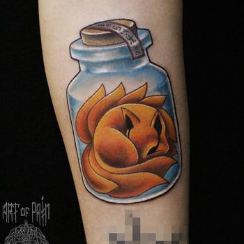 Татуировка женская олд скул на предплечье лиса и бутылка