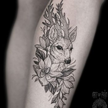 Татуировка женская графика на голени олень