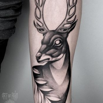 татуировка мужская дотворк на предплечье олень