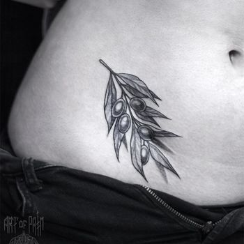 Татуировка женская графика на животе олива