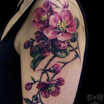 Татуировка женская реализм на плече сакура