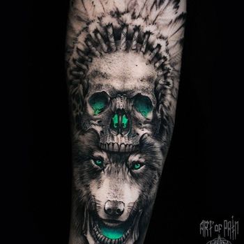 Татуировка мужская реализм на предплечье волк и череп индейца