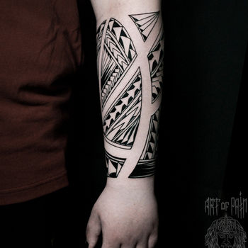 Татуировка мужская полинезия на предплечье узор
