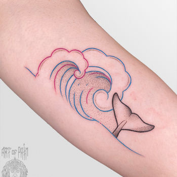 Татуировка женская графика на предплечье хвост кита и волна