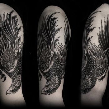 Татуировка мужская графика на плече орел