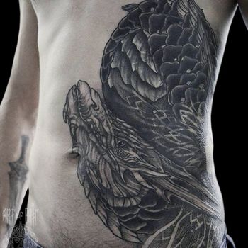 Татуировка мужская графика на боку и животе дракон