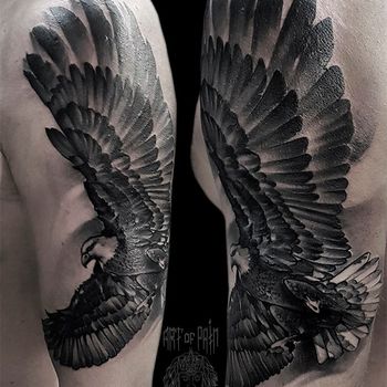 Татуировка мужская black&grey на плече орел