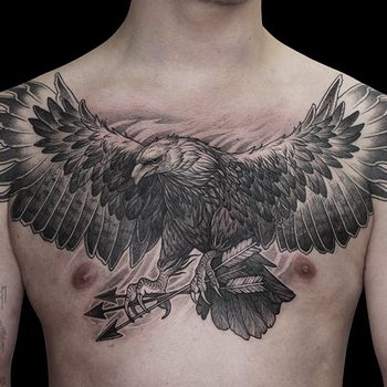 Татуировка мужская графика на груди орел со стрелами