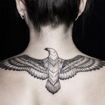 Татуировка женская графика на спине орел