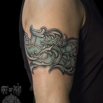 Татуировка мужская кельтика на бицепсе орнамент