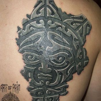 Татуировка мужская кельтика на лопатке орнамент