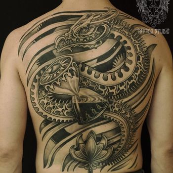 Татуировка мужская орнаментал на спине дракон