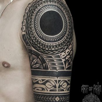 Татуировка мужская орнаментал на плече узор с чёрным Солнцем