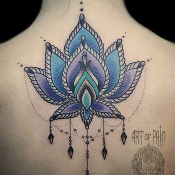Татуировка женская орнаментал на спине голубой узор лотоса