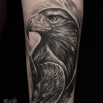 Татуировка женская black&grey на предплечье орел