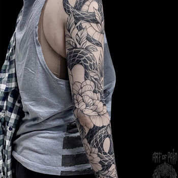 Татуировка женская япония, графика тату-рукав змея и цветы (вид сбоку)