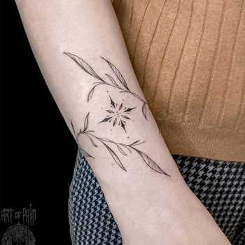 Татуировка женская графика на запястье растение и звезда