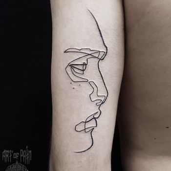 Татуировка мужская графика на руке мужское лицо