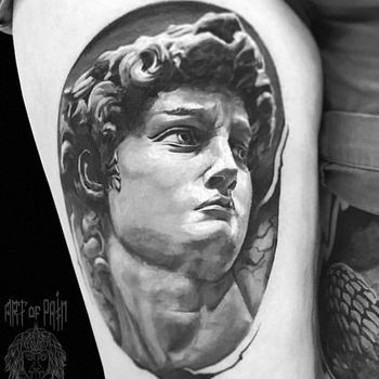 Татуировка мужская реализм на бедре статуя